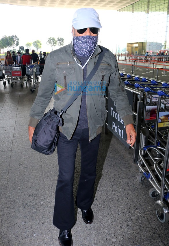 photos jackie shroff shibani dandekar and arjun bijlani snapped at the airport 4