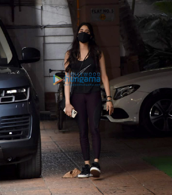 photos janhvi kapoor snapped in juhu 3 8