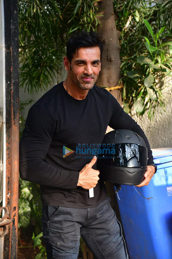 photos john abraham spotted in bandra 2 3