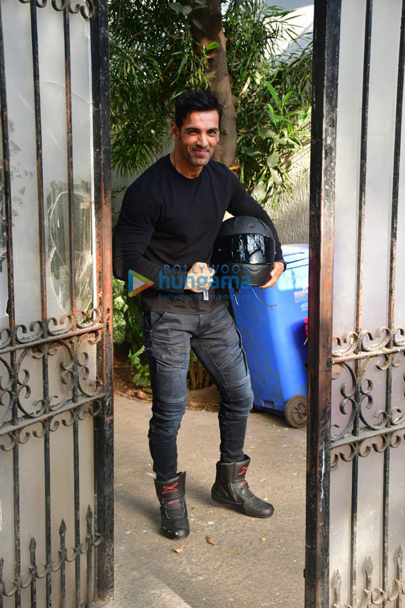 photos john abraham spotted in bandra 4 2