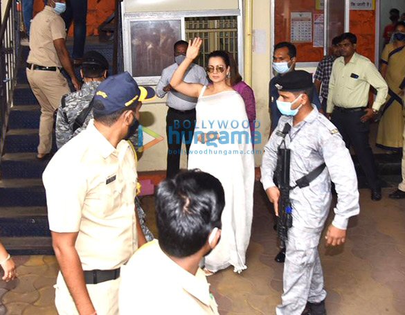 photos kangana ranaut snapped with sister r 2