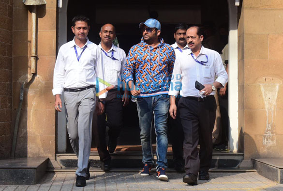 photos kapil sharma snapped outside the cp office 3