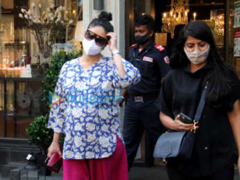 Photos: Kareena Kapoor Khan snapped in Juhu