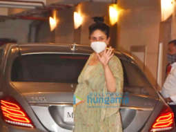 Photos: Kareena Kapoor Khan and Karisma Kapoor spotted in Bandra