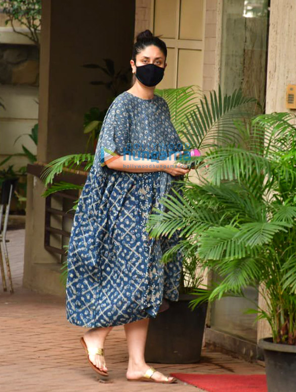 photos kareena kapoor khan spotted in bandra 2 12