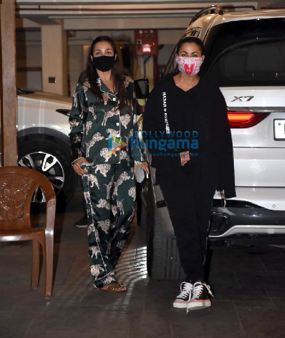 photos karishma kapoor malaika arora and amrita arora snapped at kareena kapoor khans house in bandra 1