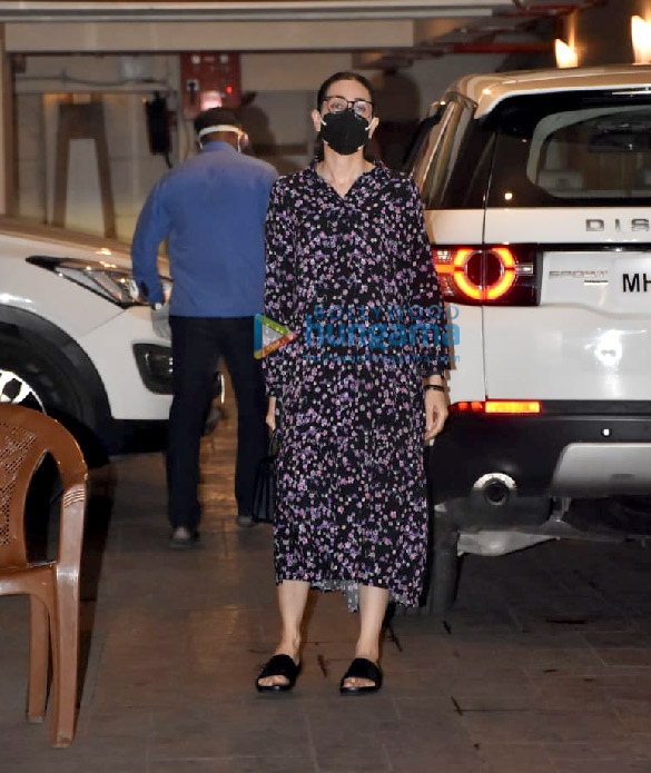 photos karishma kapoor malaika arora and amrita arora snapped at kareena kapoor khans house in bandra 4