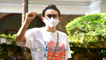 Photos: Karisma Kapoor snapped at Kareena Kapoor Khan’s house in Bandra