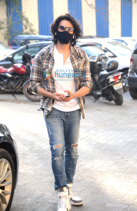 photos kartik aaryan snapped in andheri 1