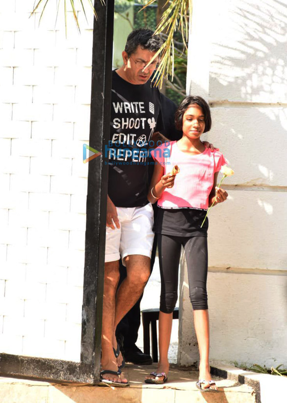 photos kunal kohli snapped with daughter at varun dhawan natasha dalals wedding venue 3