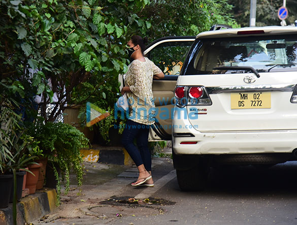 photos lara dutta snapped in bandra 3