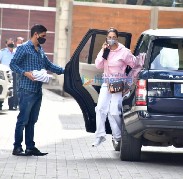 photos malaika arora snapped at her sisters house 4