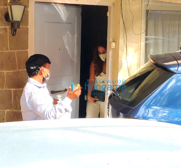 photos natasha dalal leaves with her family left for alibaug 2
