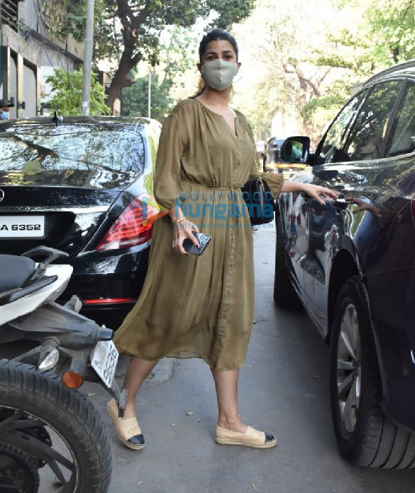 photos nimrat kaur snapped in juhu 3