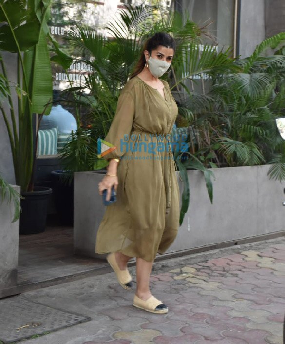 photos nimrat kaur snapped in juhu 4