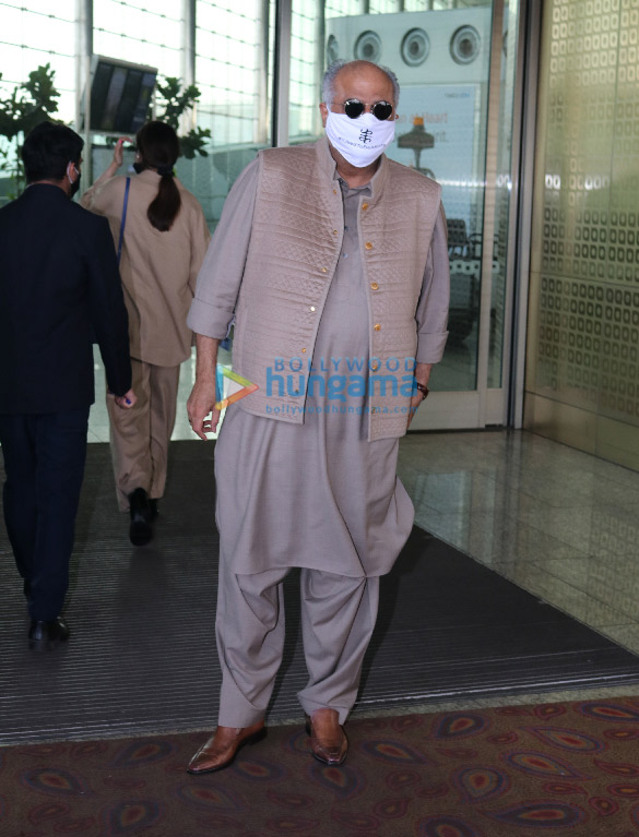 photos nora fatehi sara ali khan hansika motwani and others snapped at the airport 3