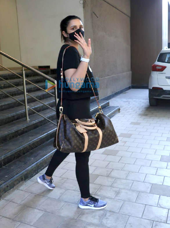 Photos: Parineeti Chopra snapped in Andheri Photos: Parineeti Chopra snapped in Andheri