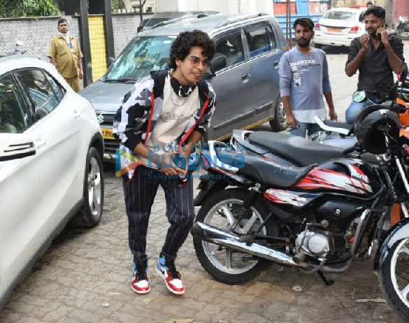 photos phonebhoot cast katrina kaif ishaan khatter and siddhant chaturvedi snapped at a dance class in andheri 2