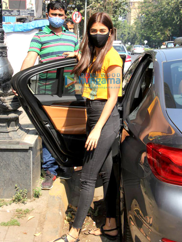 photos pooja hegde spotted at linking road 3