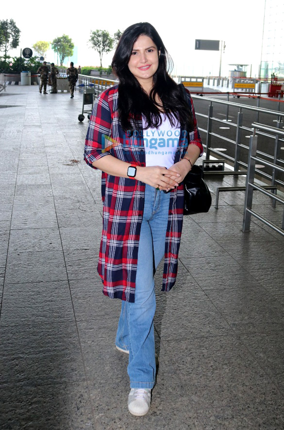 photos prachi desai spotted at the airport 8