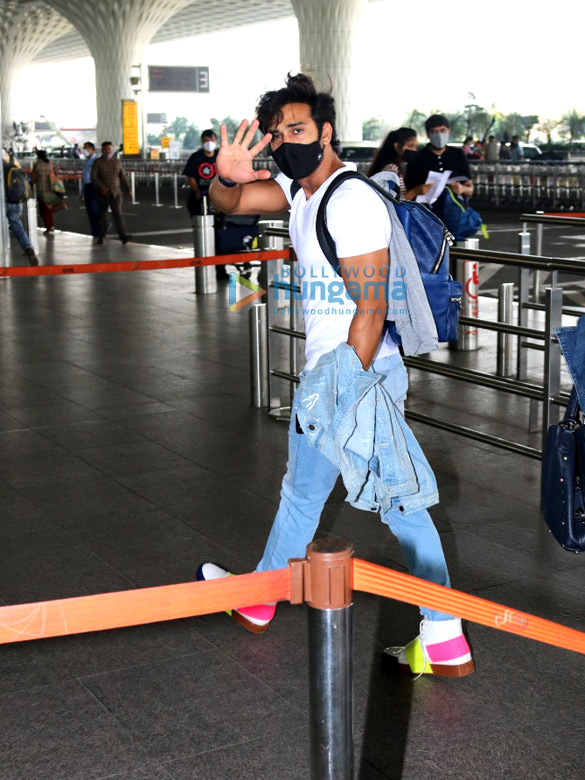 photos raashi khanna and pulkit samrat snapped at the airport 2