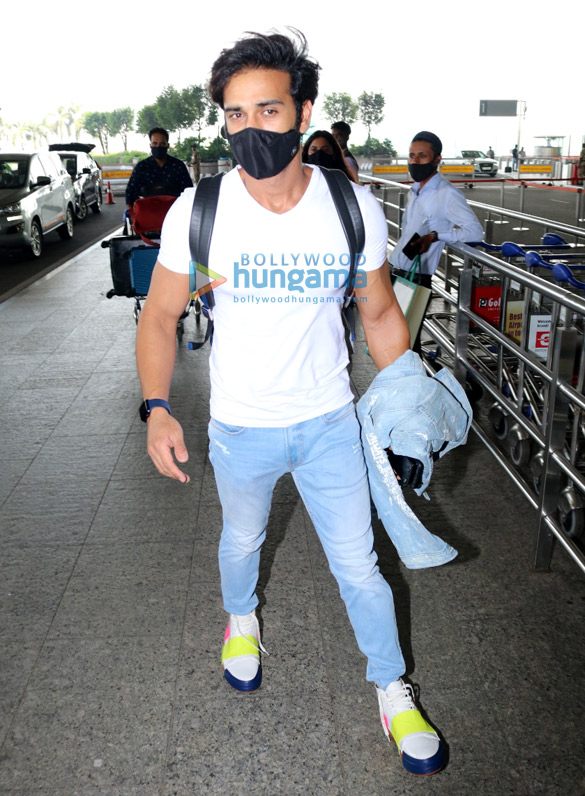 photos raashi khanna and pulkit samrat snapped at the airport 4