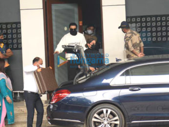 Photos: Ranveer Singh, Deepika Padukone, Ranbir Kapoor and Neetu Singh snapped at the Kalina airport