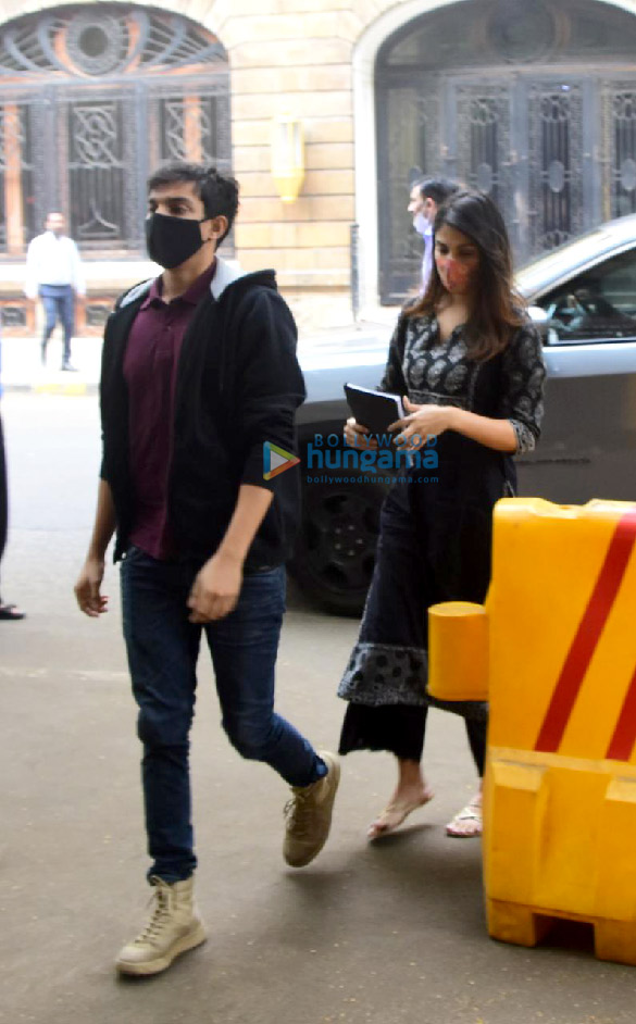 photos rhea chakraborty and showik chakraborty snapped arriving at the ncb office 2