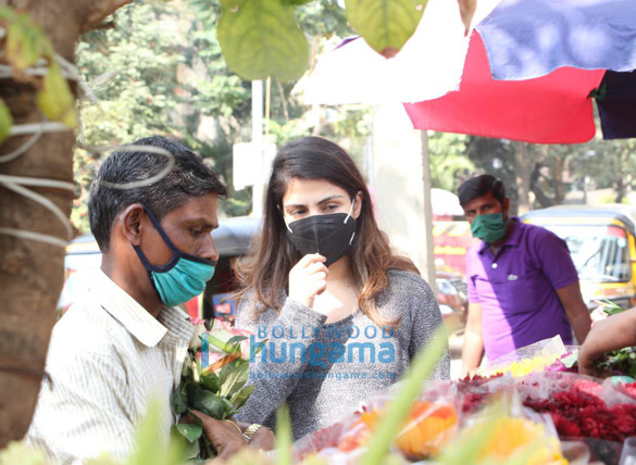 photos rhea chakraborty spotted in bandra 3
