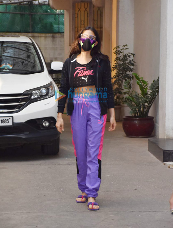 Photos: Sara Ali Khan snapped at dubbing studio in Juhu Photos: Sara Ali Khan snapped at dubbing studio in Juhu