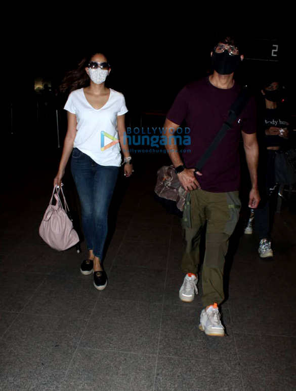 photos shahid kapoor mira kapoor and pooja hegde snapped at the airport 1