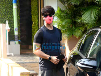 Photos: Shahid Kapoor snapped in Juhu
