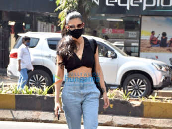Photos: Shruti Haasan snapped at Foodhall in Khar