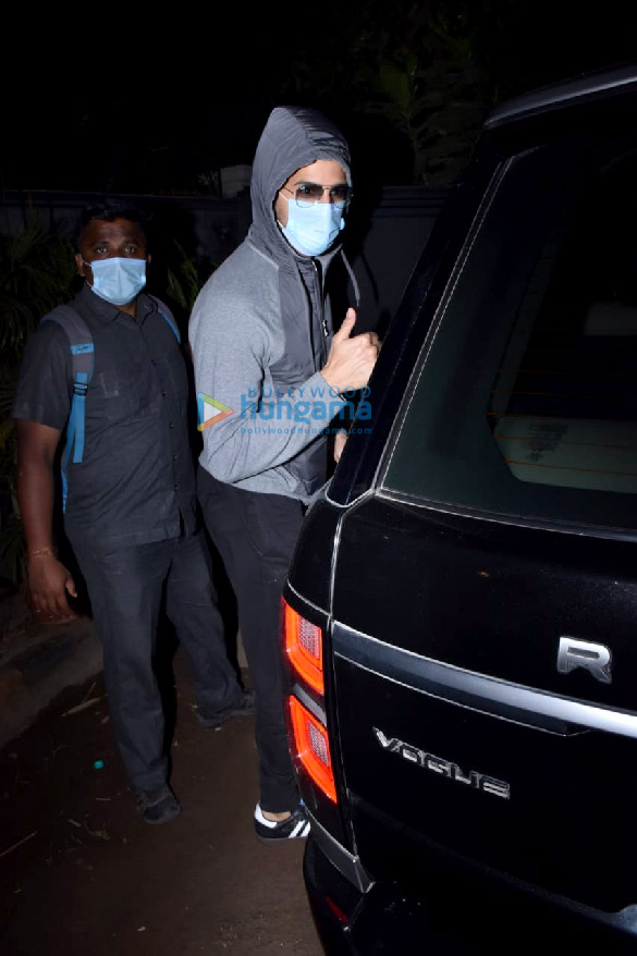 Photos: Sidharth Malhotra snapped at Versova Photos: Sidharth Malhotra snapped at Versova