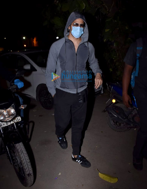 photos sidharth malhotra snapped at versova 2