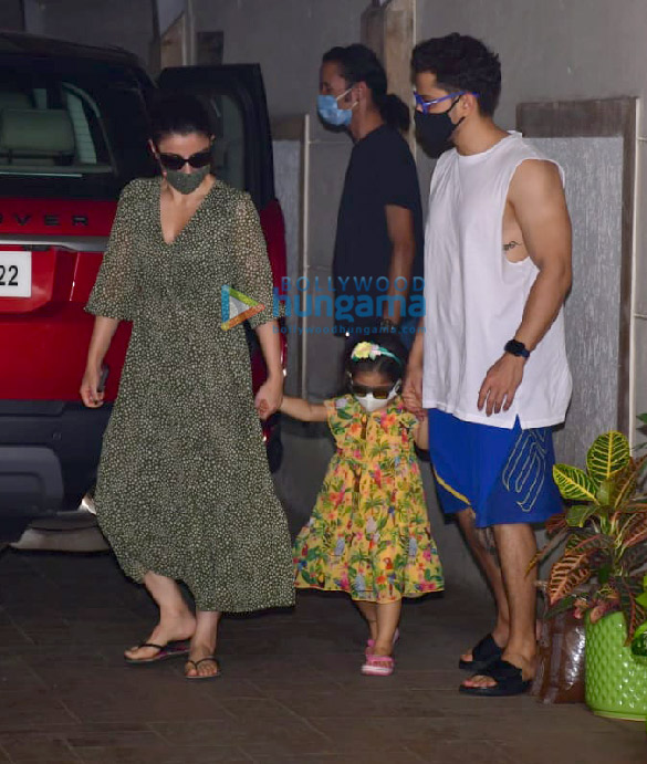 Photos: Soha Ali Khan and Kunal Kemmu snapped with their daughter at Kareena Kapoor Khan’s house