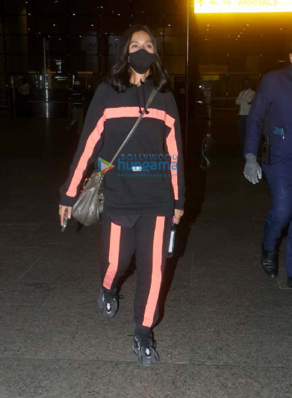 photos sunny leone daniel weber kartik aaryan and others snapped at the airport 2