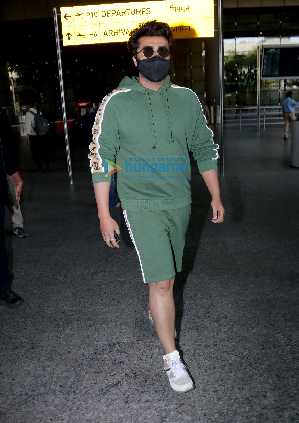photos sunny leone daniel weber and arjun kapoor snapped at the airport 4