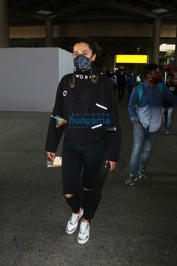 photos taapsee pannu urvashi rautela and others snapped at the airport 1
