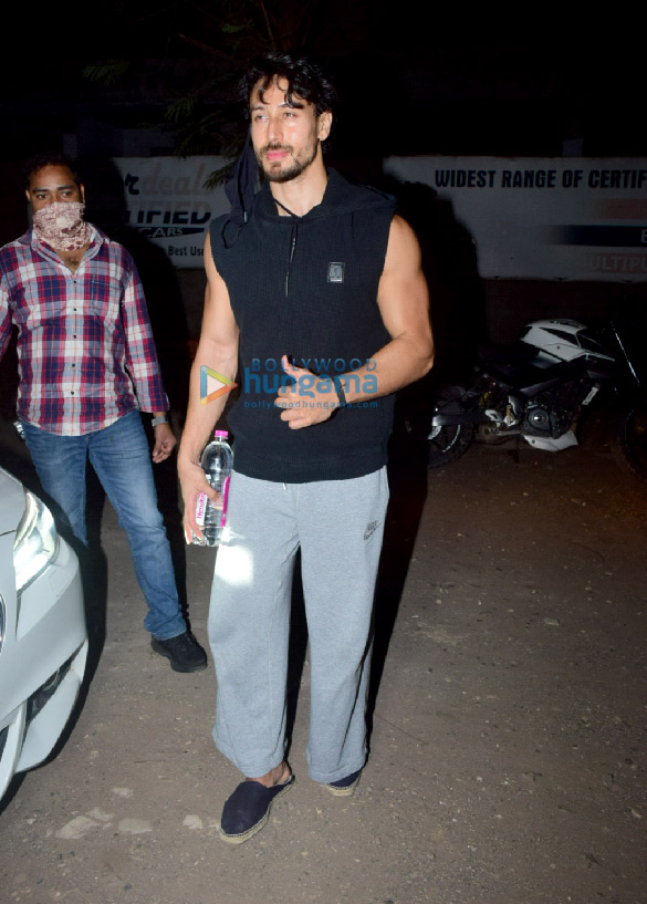 photos tiger shroff snapped in juhu 2 3