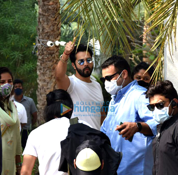 photos varun dhawan arrives in alibaug for the wedding 4
