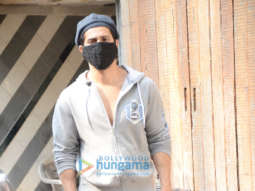 Photos: Varun Dhawan snapped at gym in Juhu