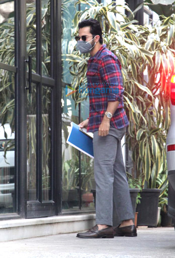 photos varun dhawan spotted at maddock office in santacruz 2