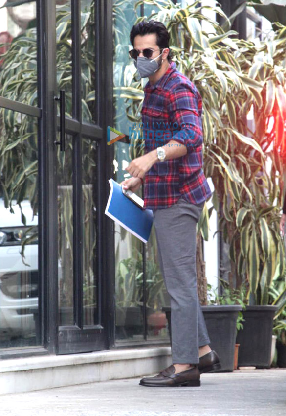 photos varun dhawan spotted at maddock office in santacruz 4