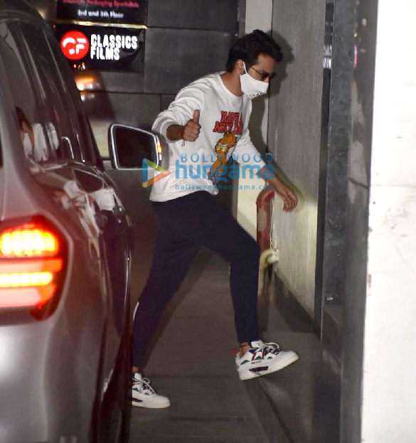 photos varun dhawan spotted at gym in bandra 2