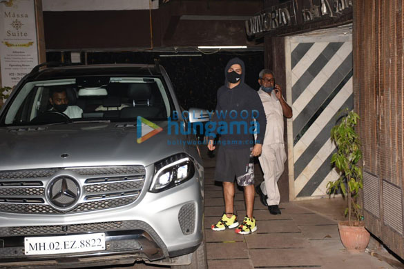 photos varun dhawan spotted at gym in juhu 1 2