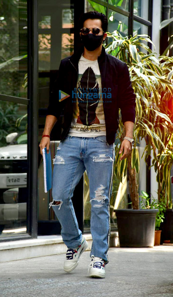 photos varun dhawan spotted in bandra 1