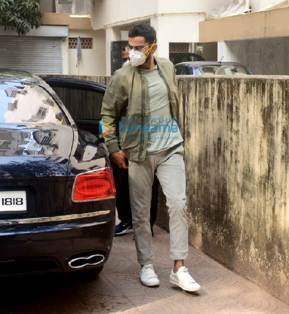 photos virat kohli and anushka sharma snapped at a clinic in bandra 5