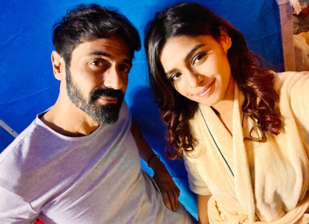 Pranati Rai Prakash shared selfie with Arjun Rampal from the sets