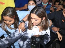 A woman pulls Deepika Padukone’s purse leaving her mobbed